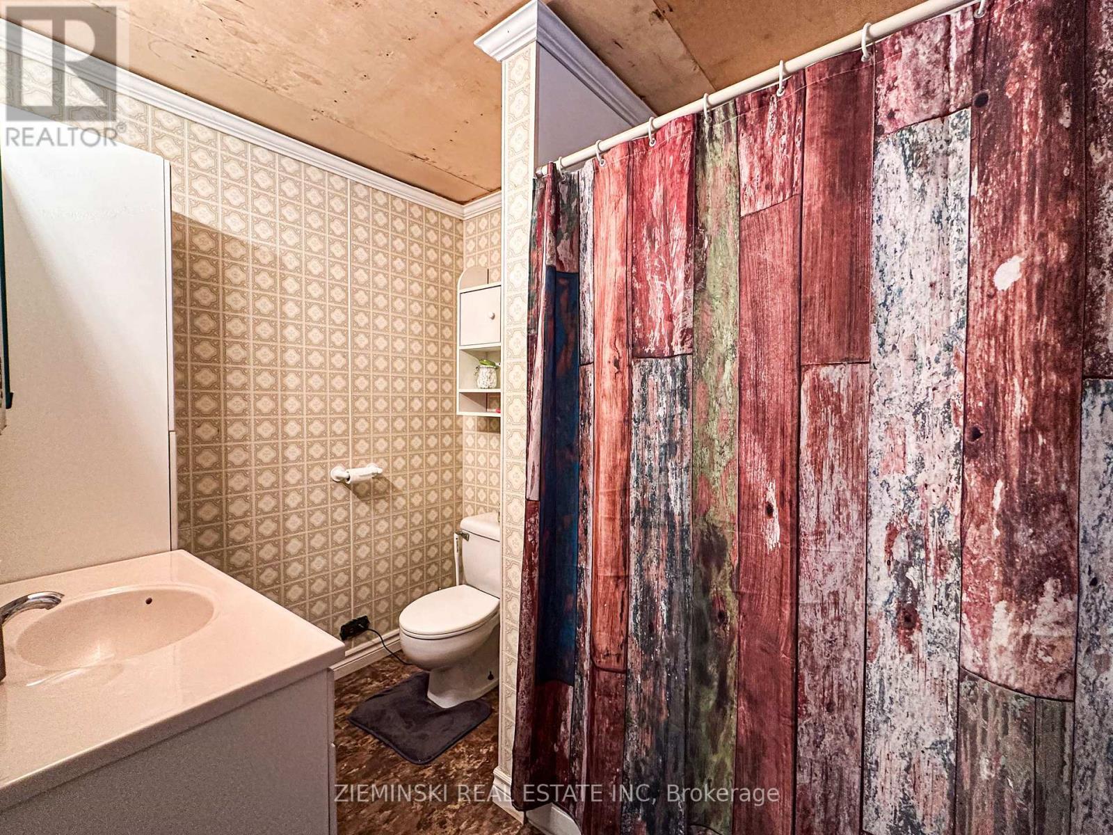 618 Montrock Street, Iroquois Falls, ON - Indoor Photo Showing Bathroom