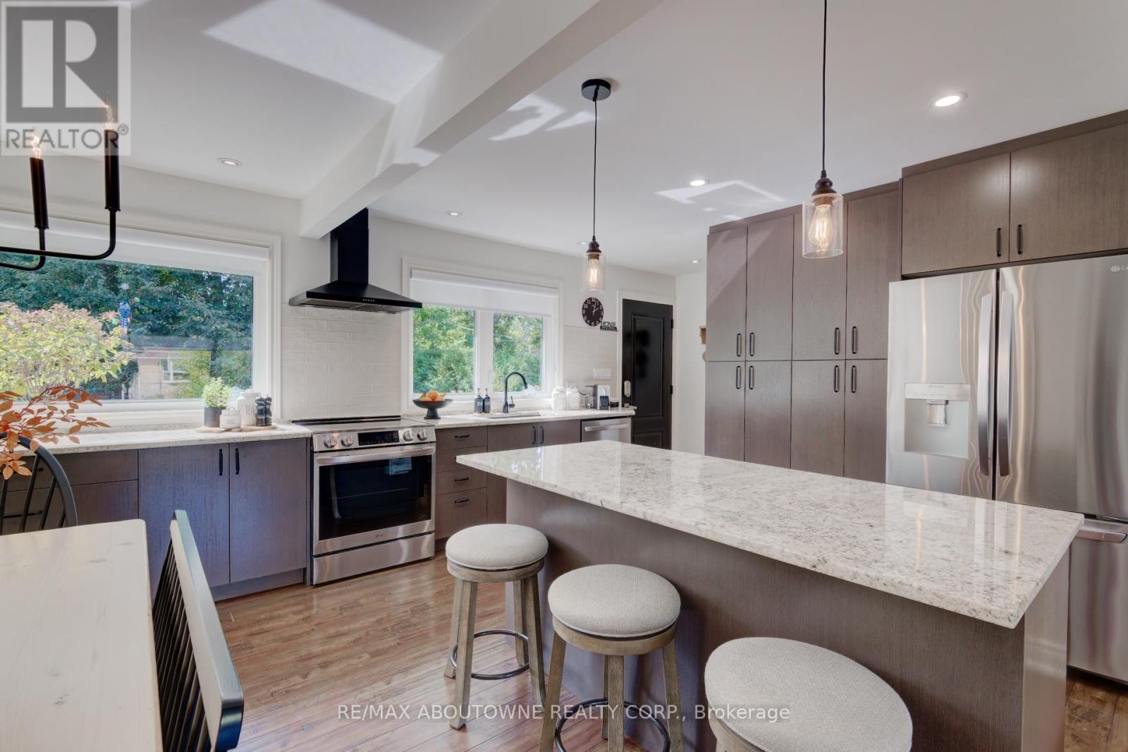 544 Maplehill Drive, Burlington, ON - Indoor Photo Showing Kitchen With Upgraded Kitchen