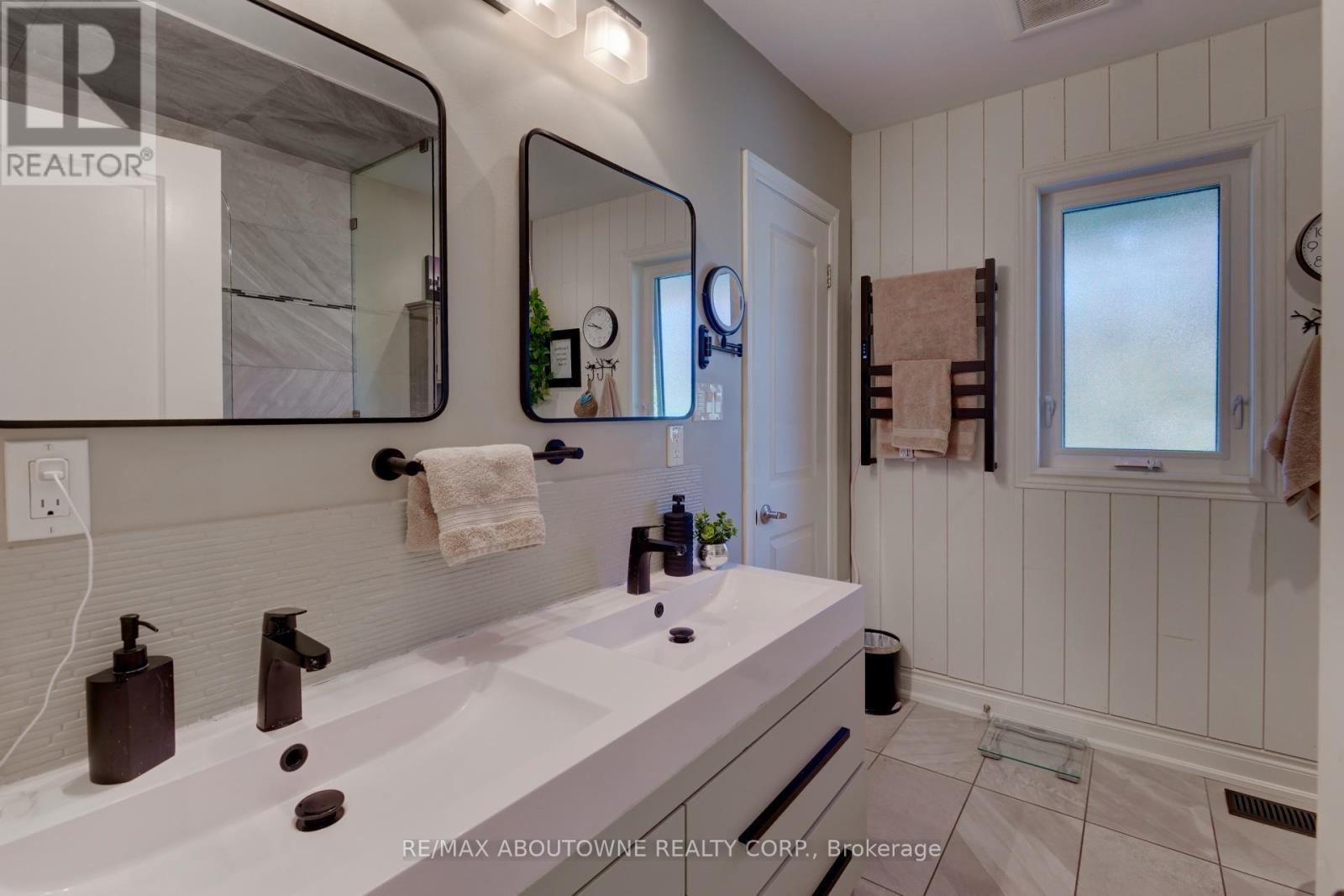 544 Maplehill Drive, Burlington, ON - Indoor Photo Showing Bathroom