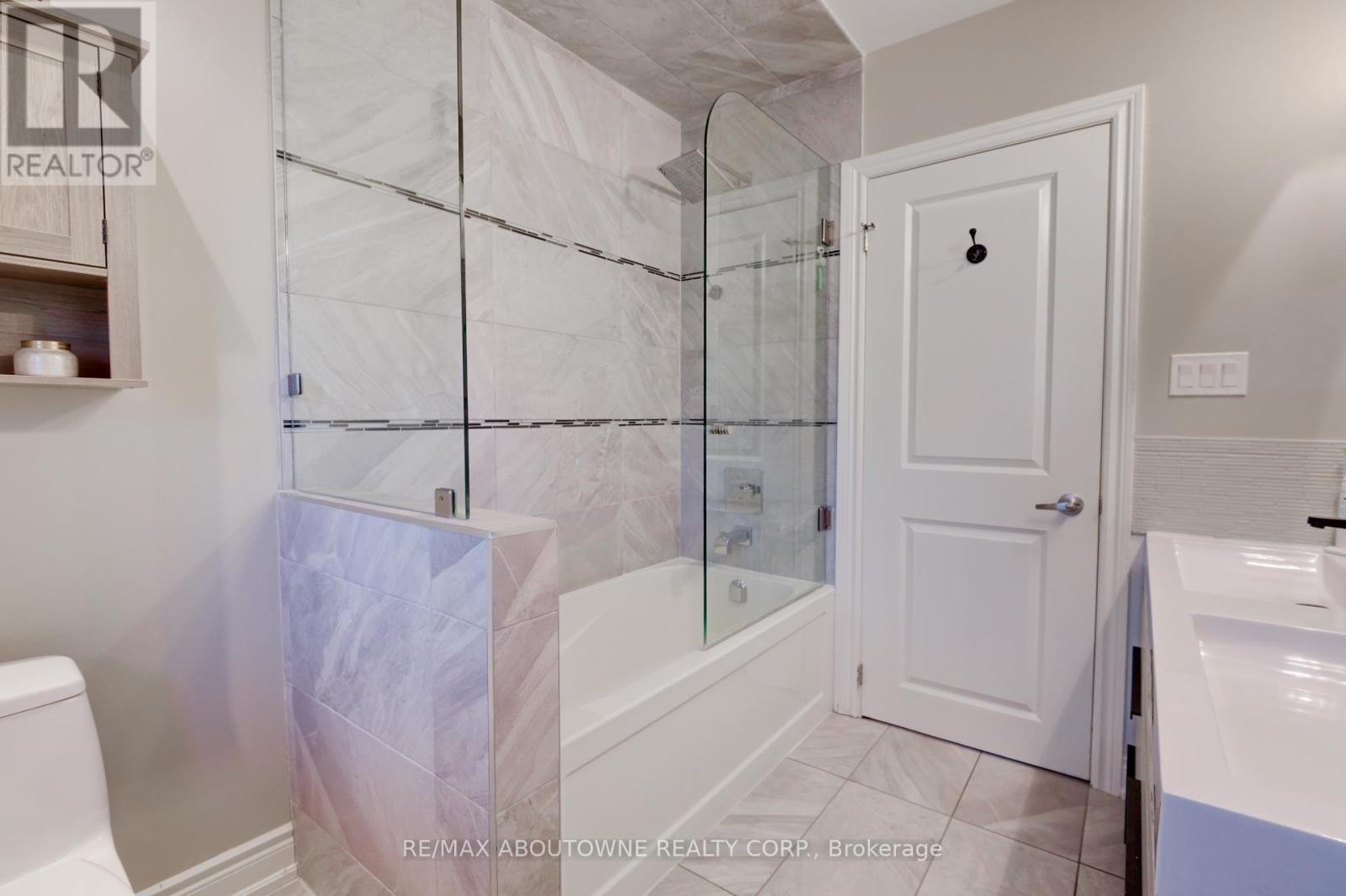 544 Maplehill Drive, Burlington, ON - Indoor Photo Showing Bathroom