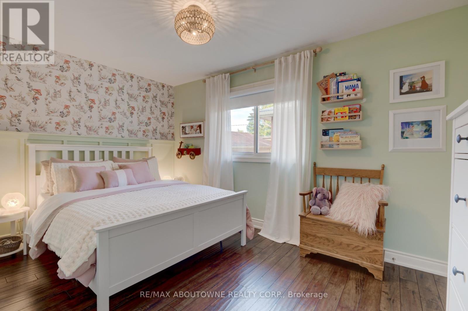 544 Maplehill Drive, Burlington, ON - Indoor Photo Showing Bedroom