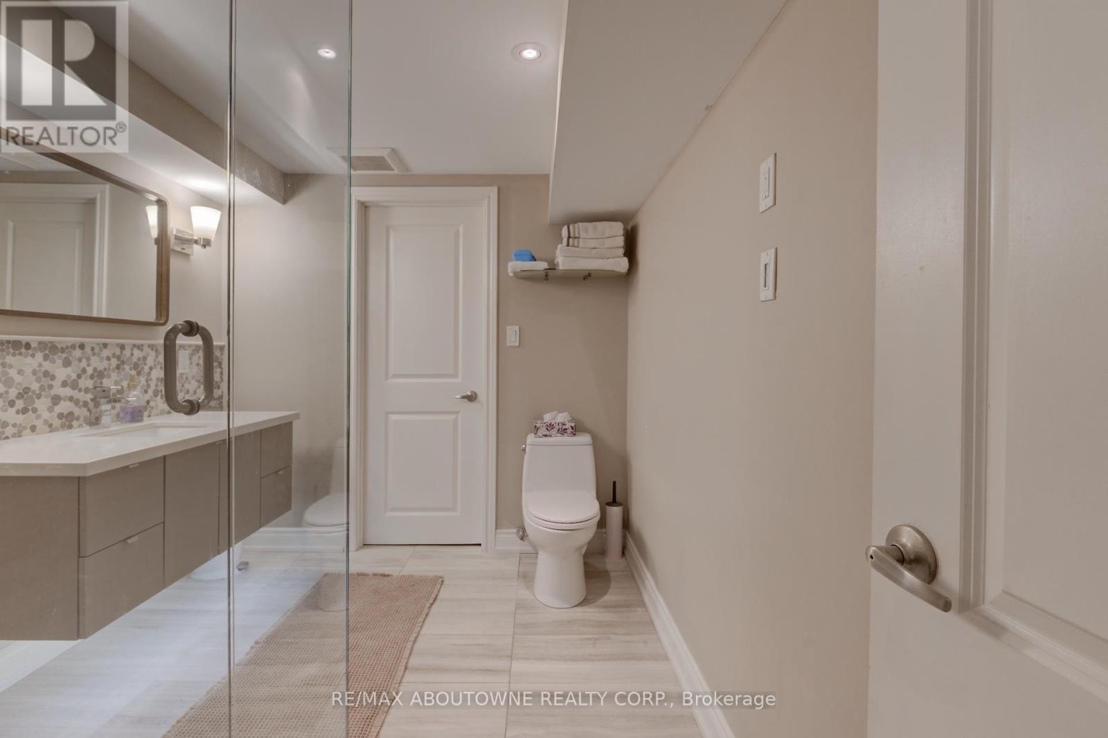 544 Maplehill Drive, Burlington, ON - Indoor Photo Showing Bathroom