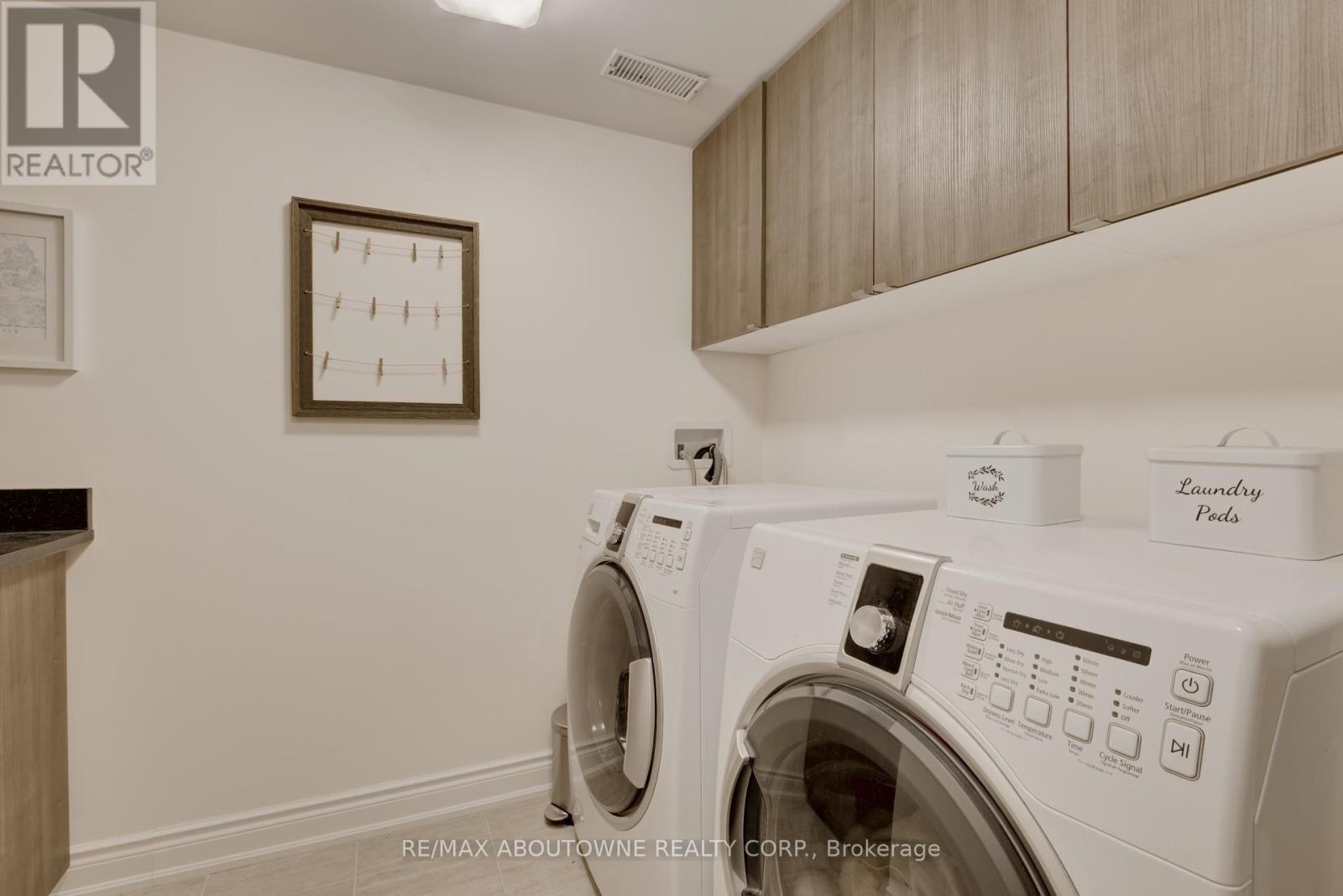 544 Maplehill Drive, Burlington, ON - Indoor Photo Showing Laundry Room