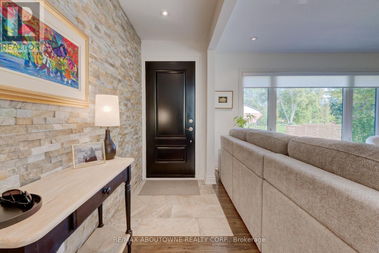 544 Maplehill Drive, Burlington, ON - Indoor Photo Showing Other Room