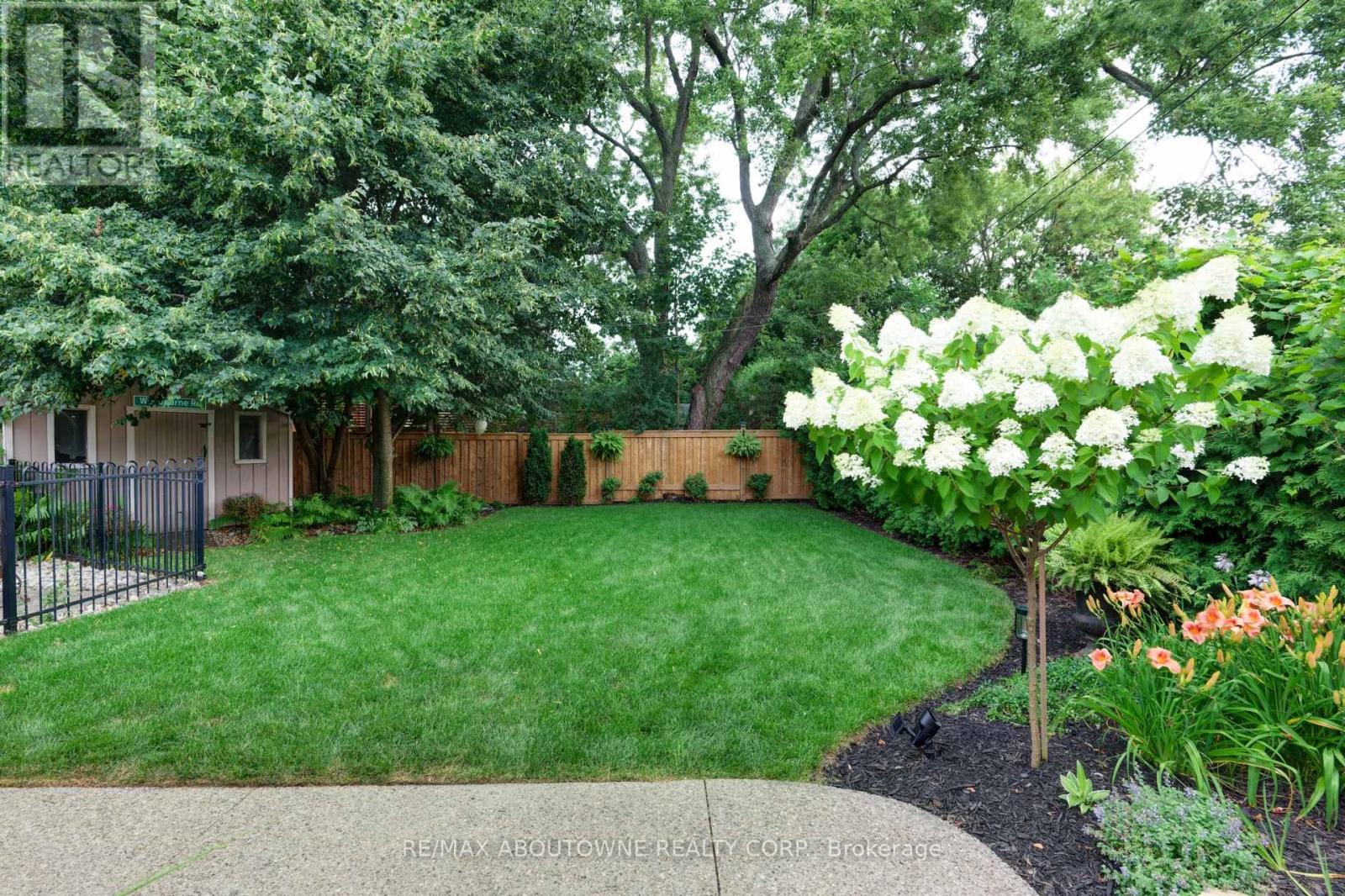 544 Maplehill Drive, Burlington, ON - Outdoor