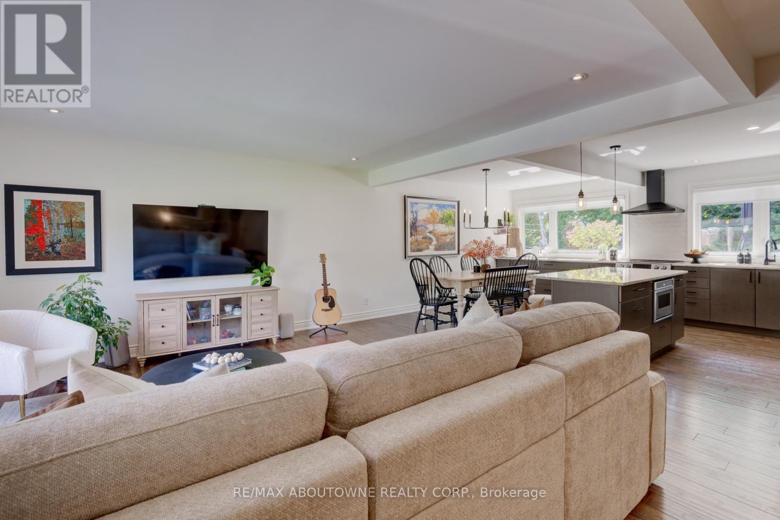 544 Maplehill Drive, Burlington, ON - Indoor Photo Showing Living Room
