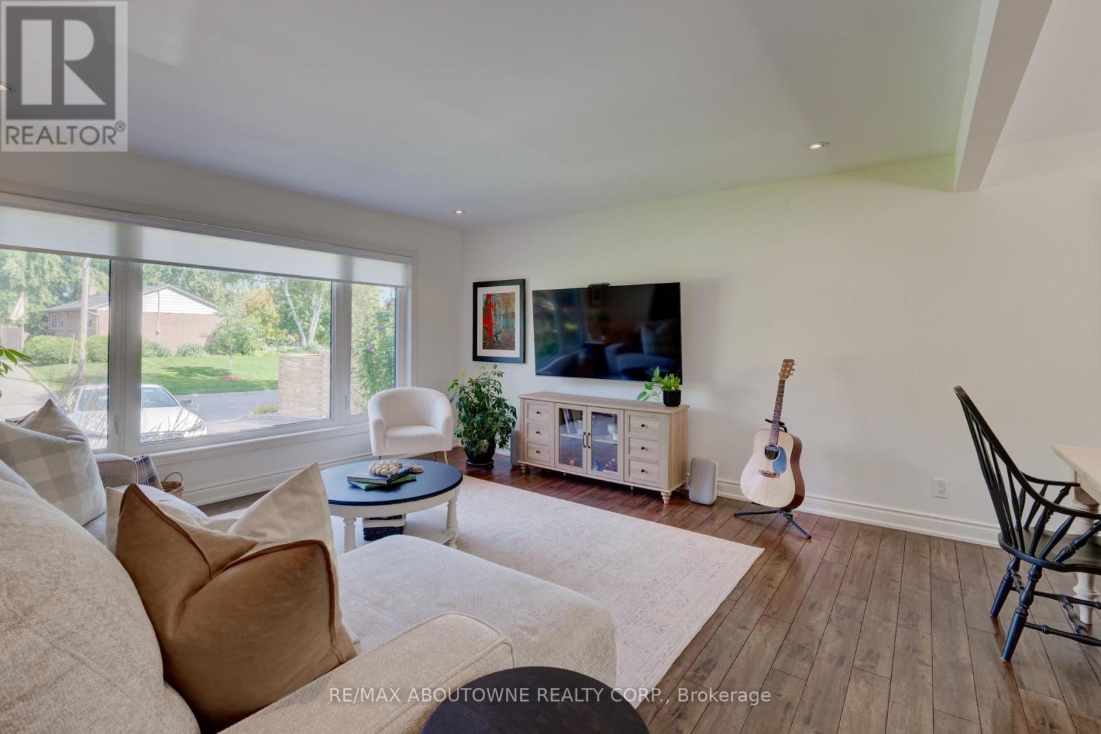 544 Maplehill Drive, Burlington, ON - Indoor Photo Showing Living Room