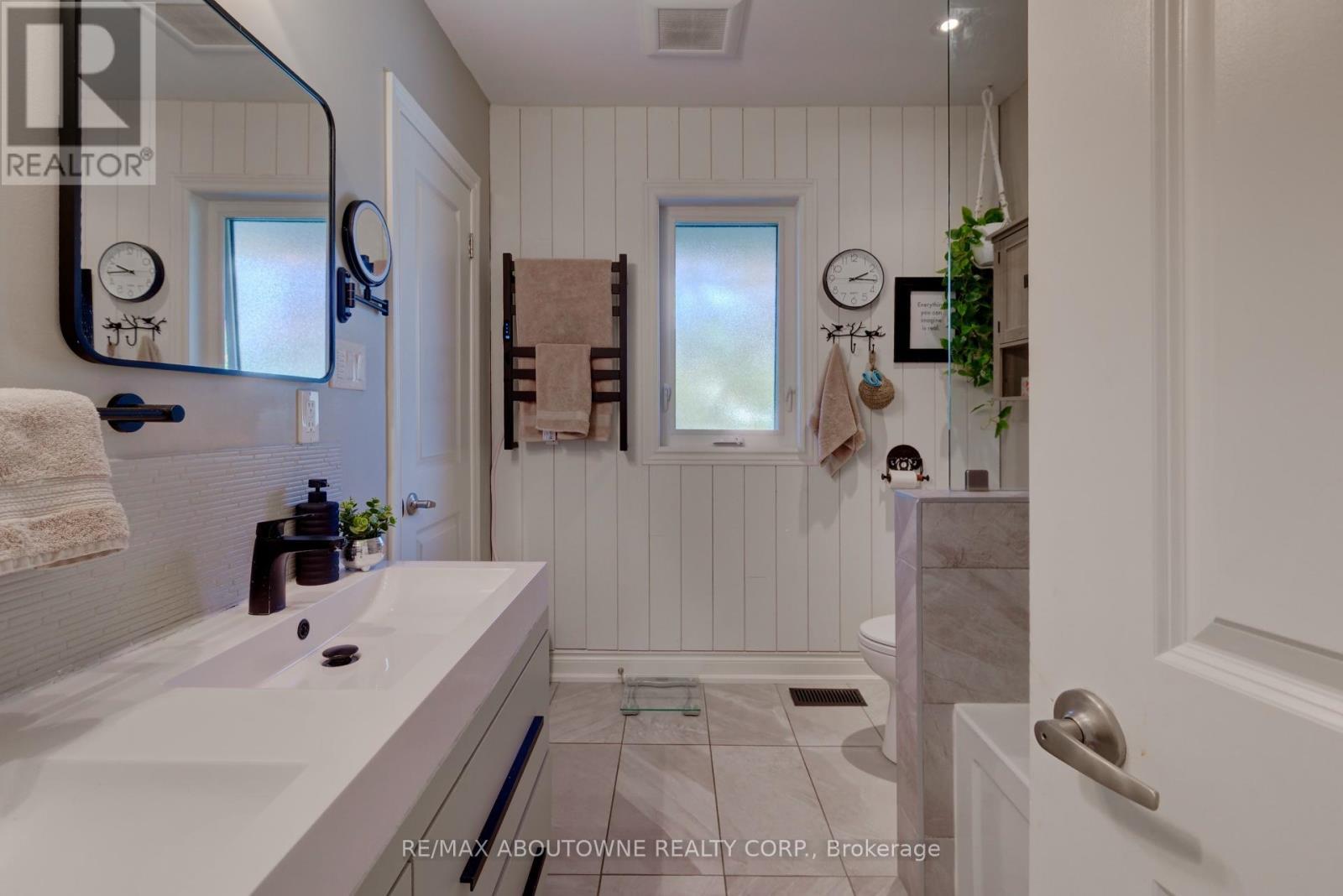 544 Maplehill Drive, Burlington, ON - Indoor Photo Showing Bathroom