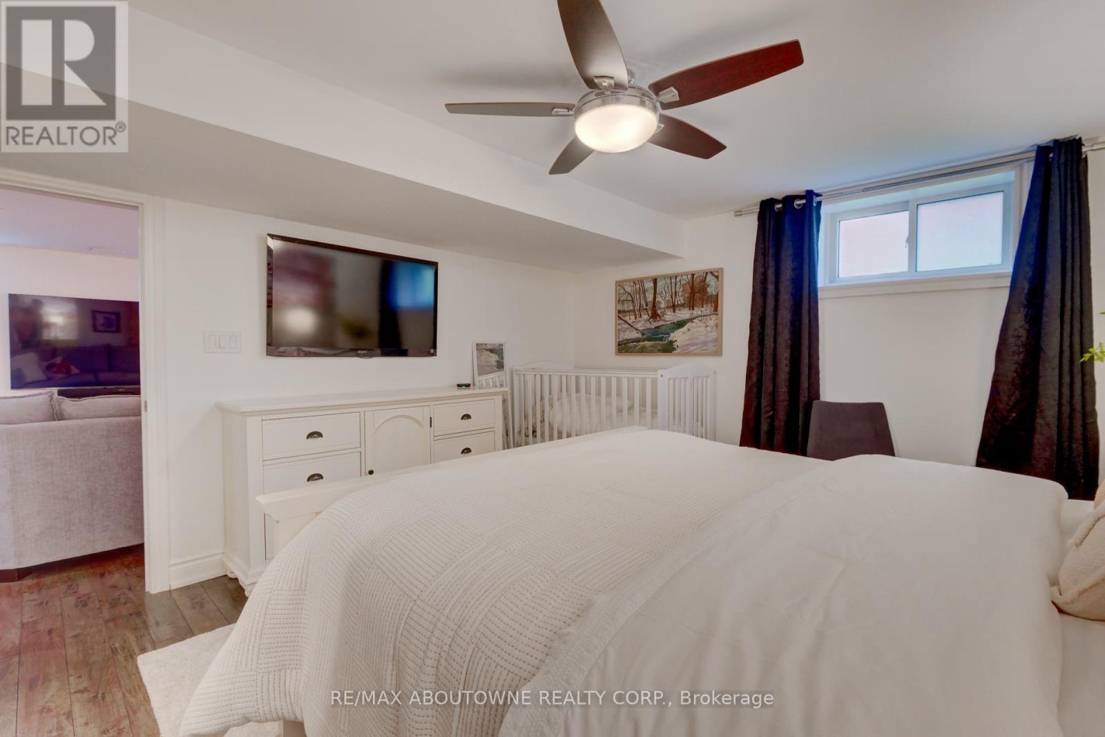 544 Maplehill Drive, Burlington, ON - Indoor Photo Showing Bedroom