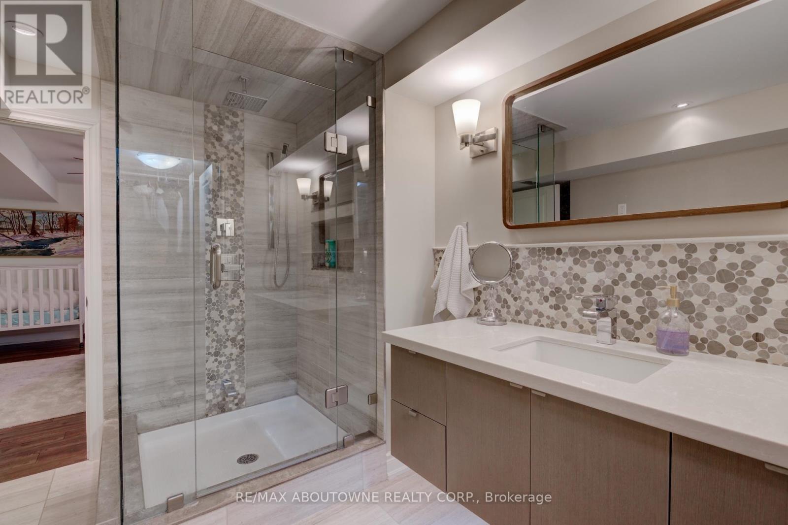 544 Maplehill Drive, Burlington, ON - Indoor Photo Showing Bathroom