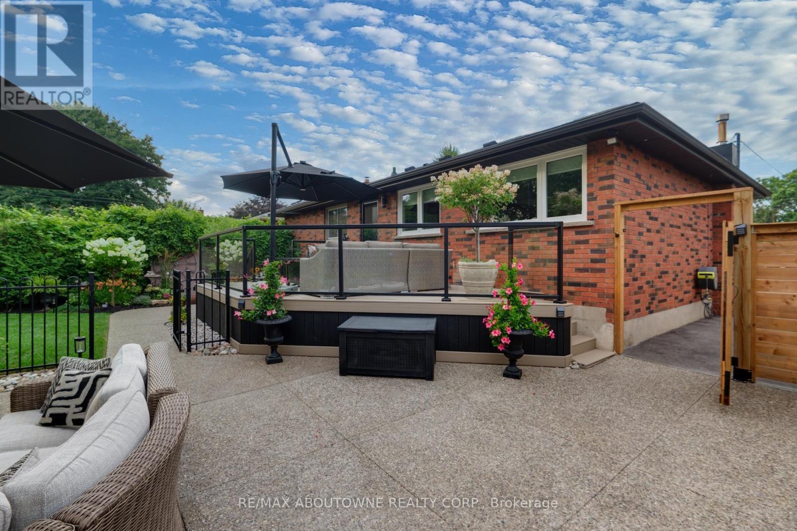 544 Maplehill Drive, Burlington, ON - Outdoor With Deck Patio Veranda