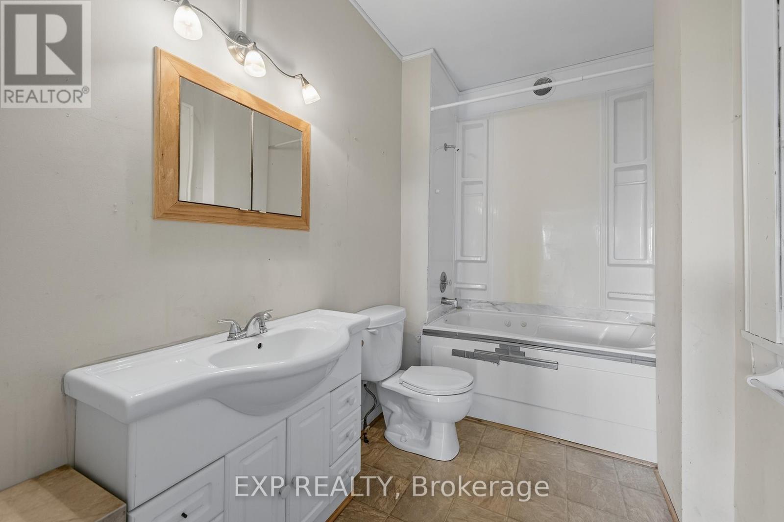 8184 26 Highway, Clearview, ON - Indoor Photo Showing Bathroom
