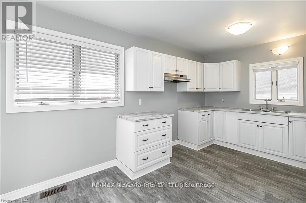120 Elizabeth Street, Port Colborne (Killaly East), ON - Indoor Photo Showing Kitchen With Double Sink