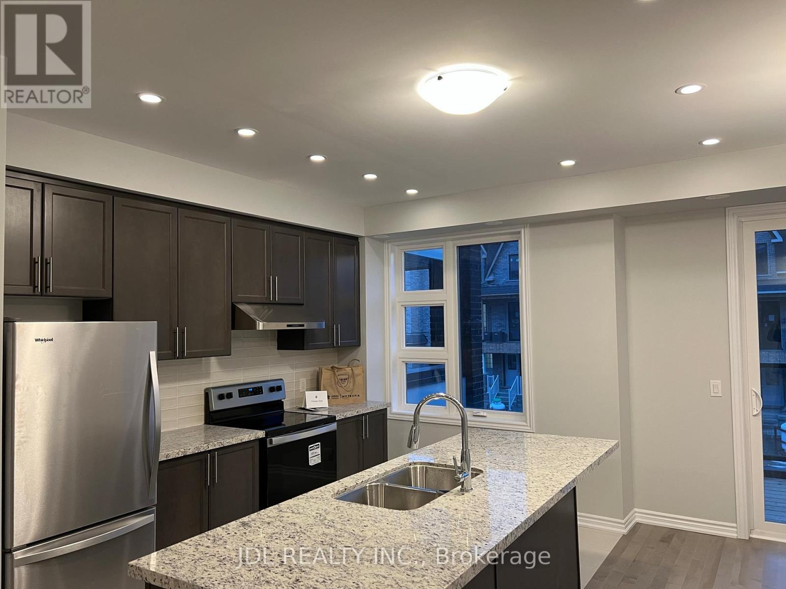 28 Gilbert Wright Avenue, Markham, ON - Indoor Photo Showing Kitchen With Double Sink With Upgraded Kitchen