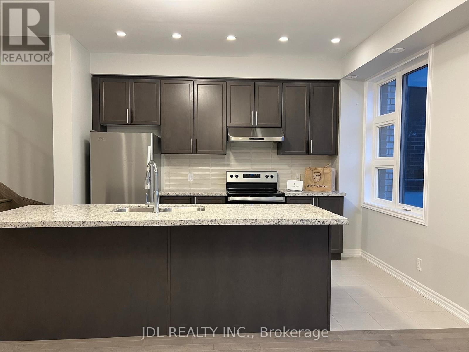 28 Gilbert Wright Avenue, Markham, ON - Indoor Photo Showing Kitchen With Upgraded Kitchen