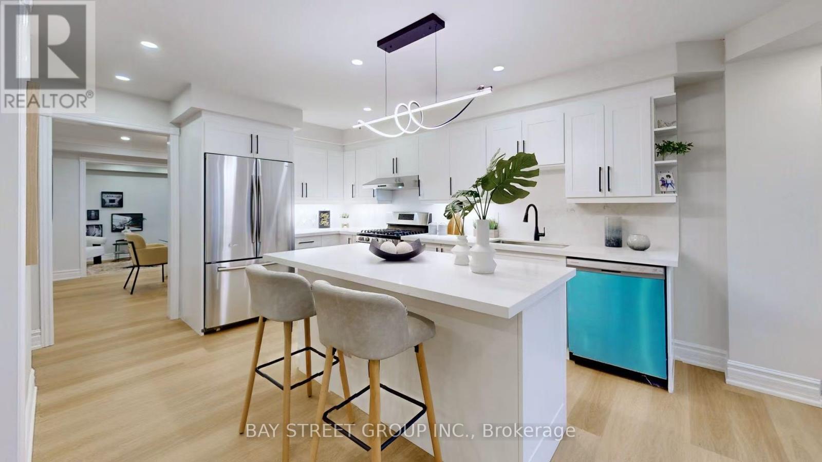 31 Cavalry Trail, Markham, ON - Indoor Photo Showing Kitchen With Upgraded Kitchen