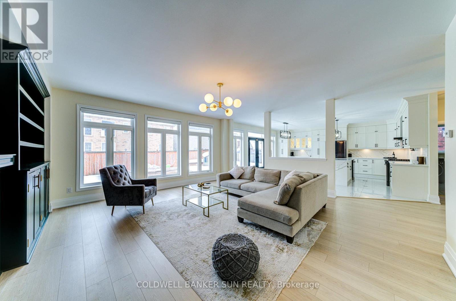 33 Ellis Crescent, Kawartha Lakes, ON - Indoor Photo Showing Living Room