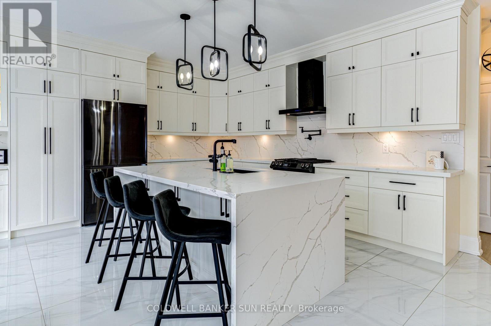 33 Ellis Crescent, Kawartha Lakes, ON - Indoor Photo Showing Kitchen With Upgraded Kitchen