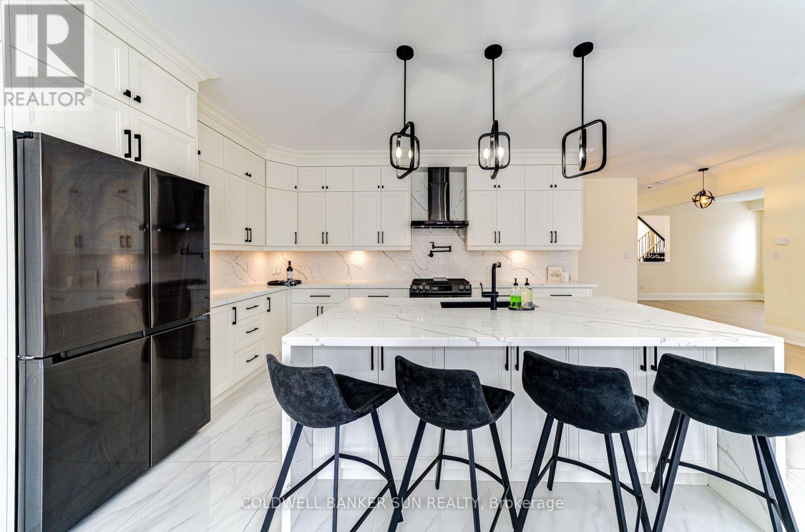 33 Ellis Crescent, Kawartha Lakes, ON - Indoor Photo Showing Kitchen With Upgraded Kitchen