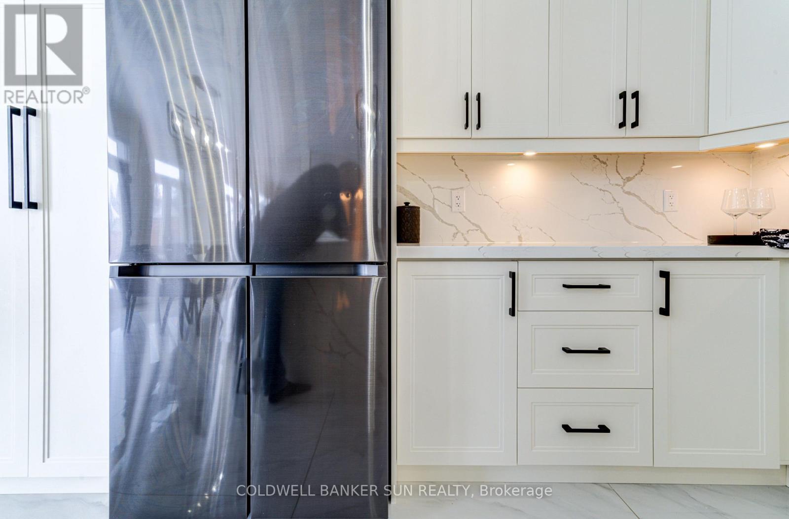 33 Ellis Crescent, Kawartha Lakes, ON - Indoor Photo Showing Kitchen