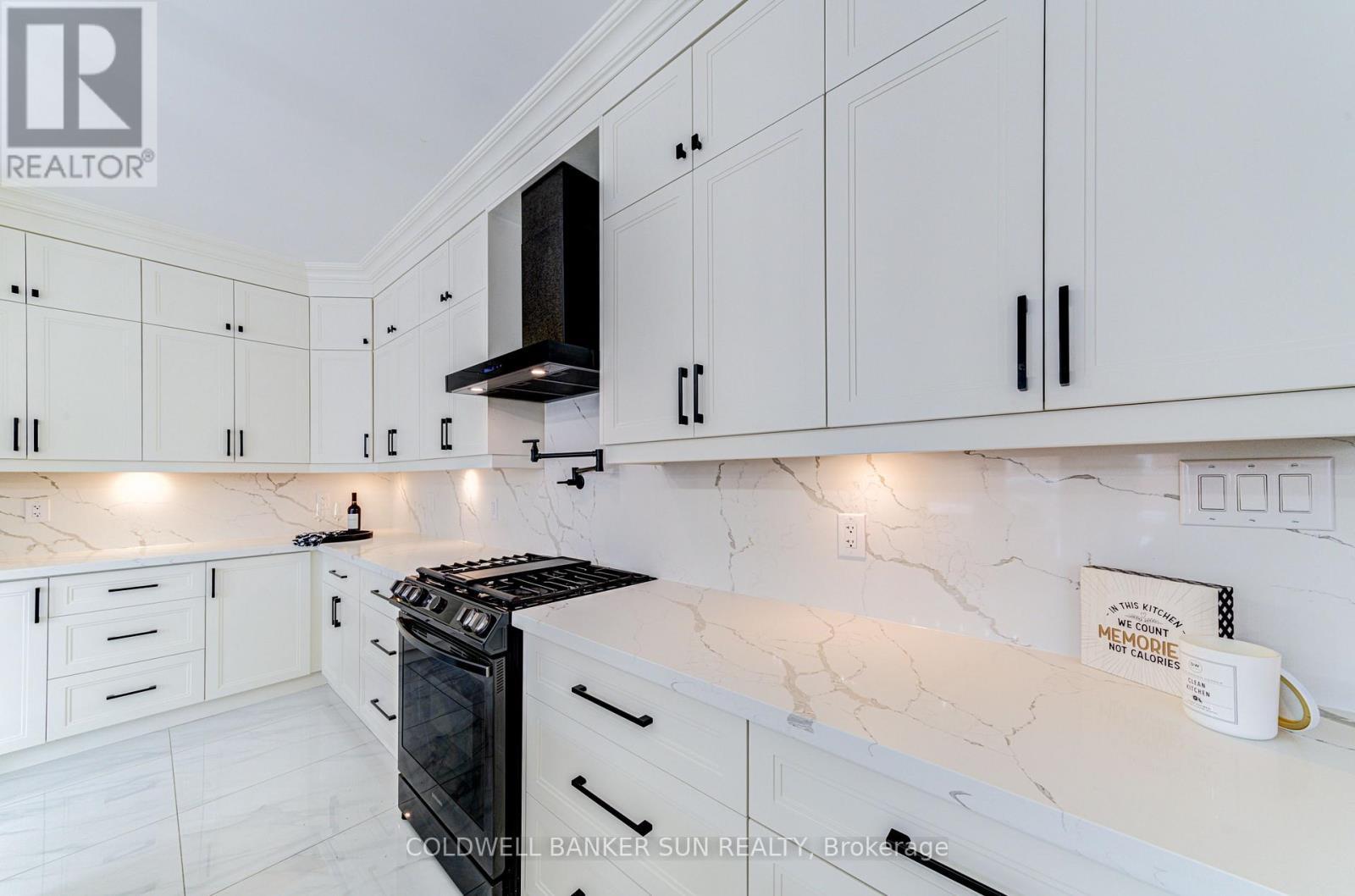 33 Ellis Crescent, Kawartha Lakes, ON - Indoor Photo Showing Kitchen With Upgraded Kitchen