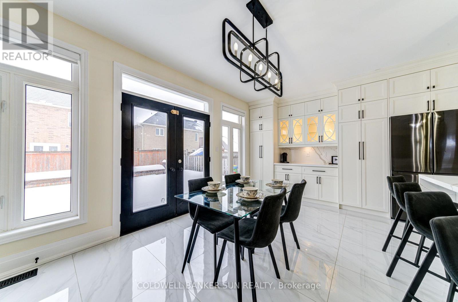 33 Ellis Crescent, Kawartha Lakes, ON - Indoor Photo Showing Dining Room