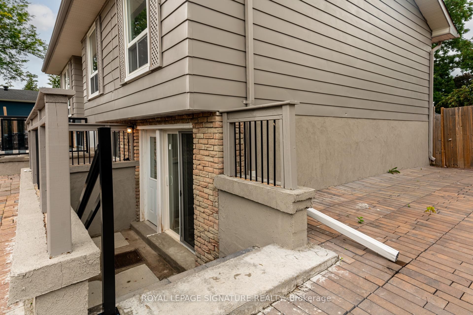 Lower-235 Cedar Crescent, Barrie, ON - Outdoor With Exterior