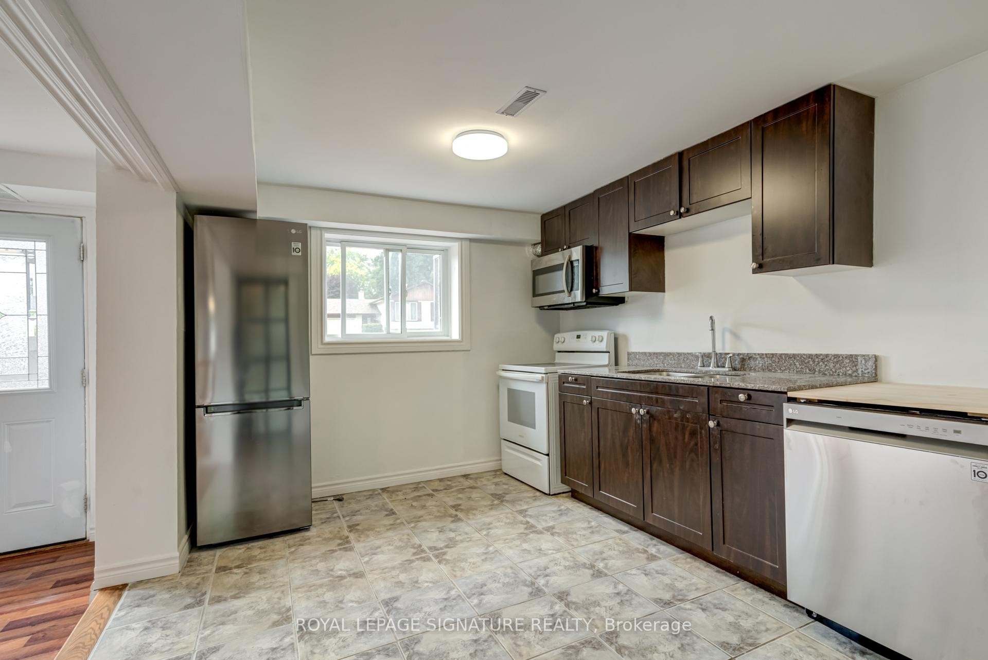 Lower-235 Cedar Crescent, Barrie, ON - Indoor Photo Showing Kitchen