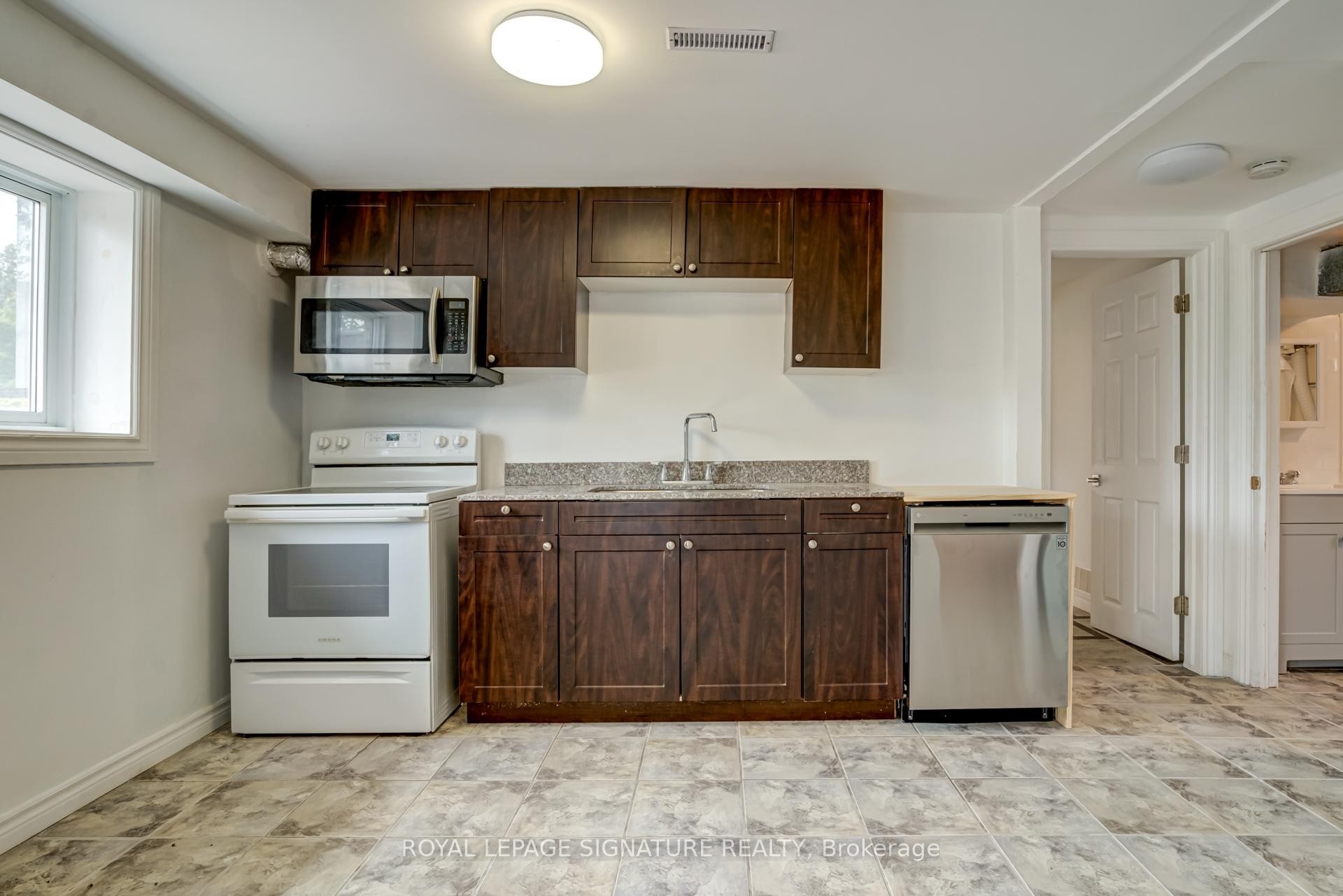 Lower-235 Cedar Crescent, Barrie, ON - Indoor Photo Showing Kitchen