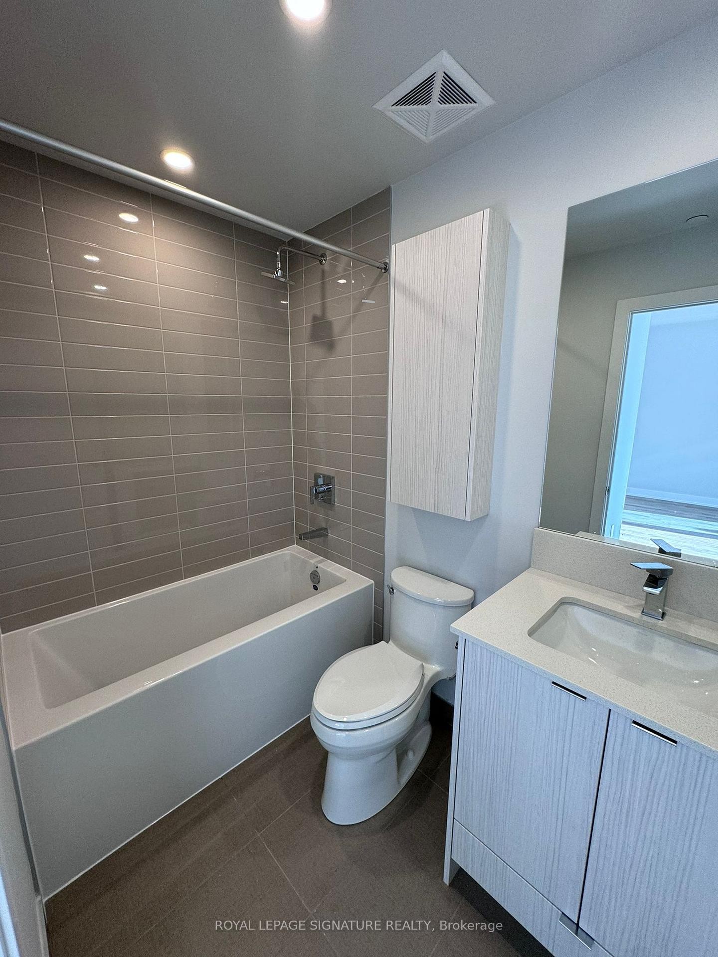 308-4130 Parkside Village Drive, Mississauga, ON - Indoor Photo Showing Bathroom