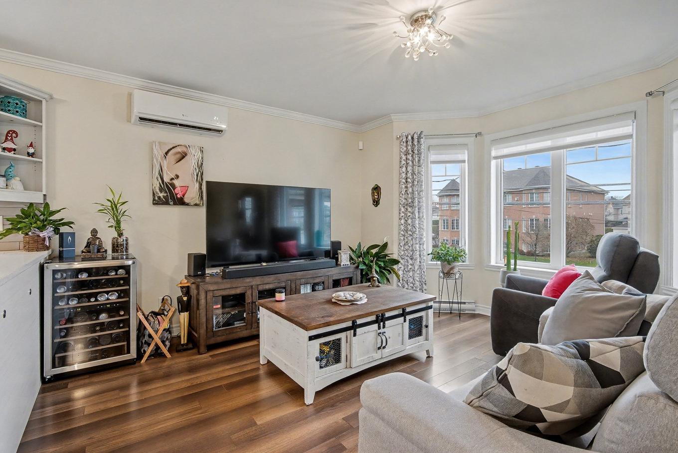 Salon - 2-61 Rue Des Échevins, Saint-Jean-Sur-Richelieu, QC - Indoor Photo Showing Living Room