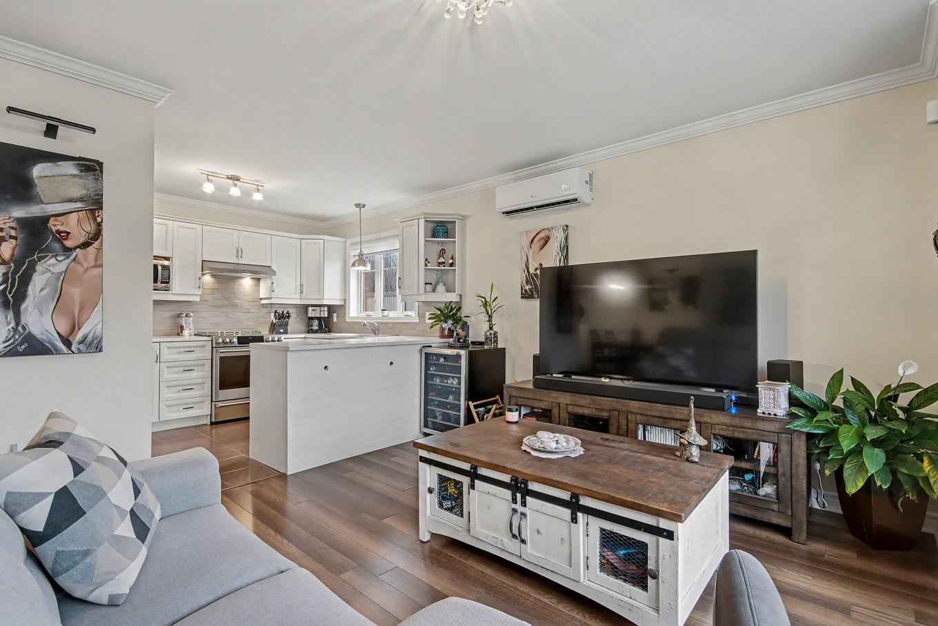 Salon - 2-61 Rue Des Échevins, Saint-Jean-Sur-Richelieu, QC - Indoor Photo Showing Living Room