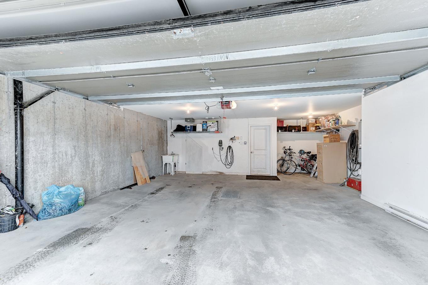 Garage - 1-8235 Rue De Londres, Brossard, QC - Indoor Photo Showing Garage