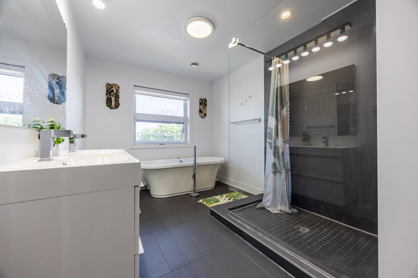 Bathroom - 5925 Rue Alexandre, Brossard, QC - Indoor Photo Showing Bathroom