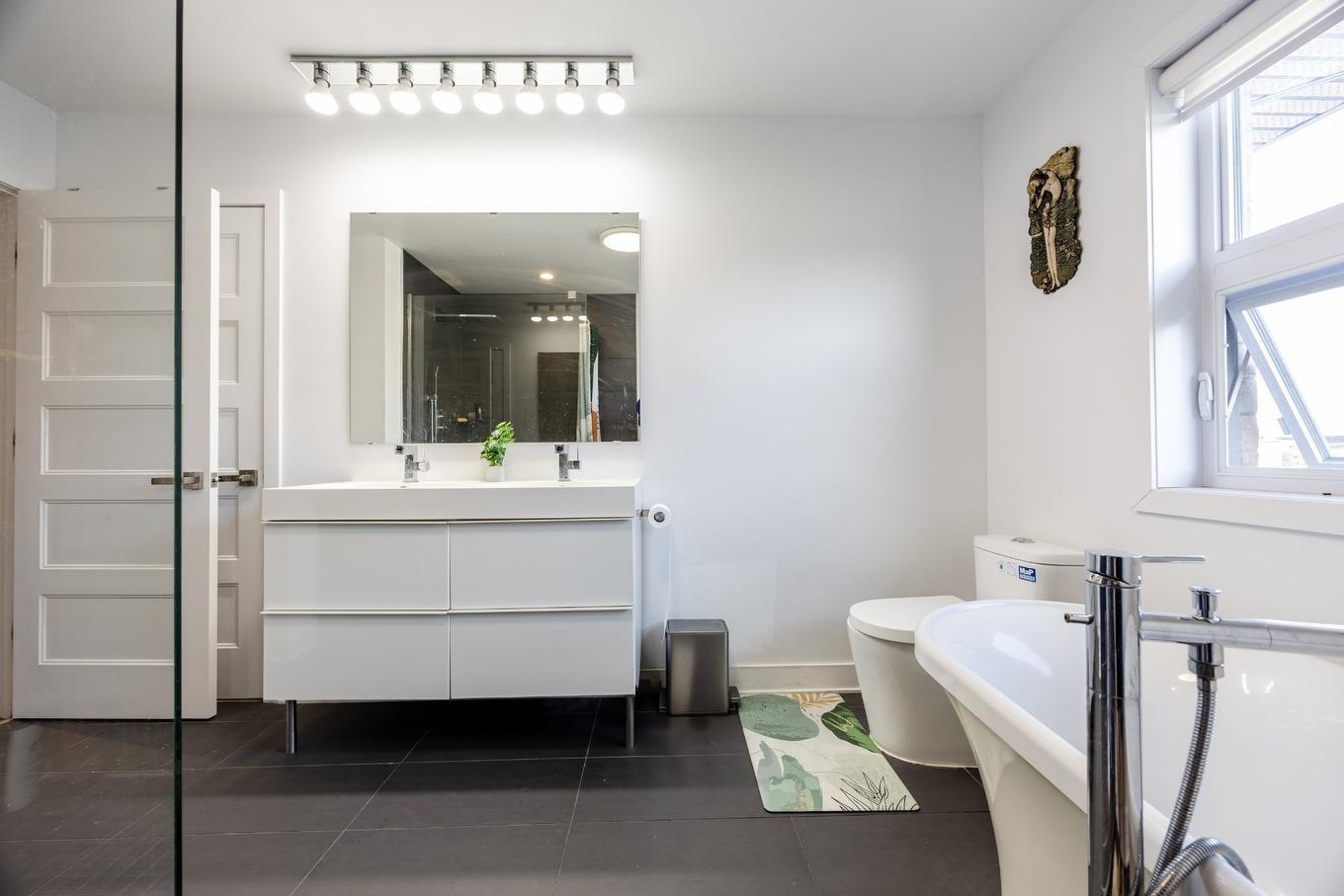 Bathroom - 5925 Rue Alexandre, Brossard, QC - Indoor Photo Showing Bathroom