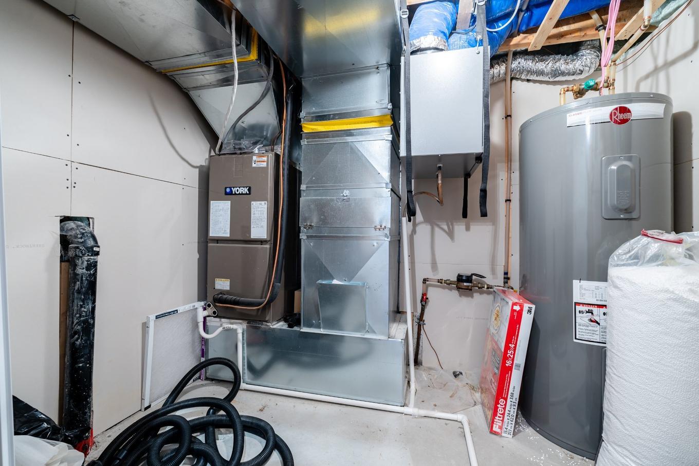 Room - 5925 Rue Alexandre, Brossard, QC - Indoor Photo Showing Basement