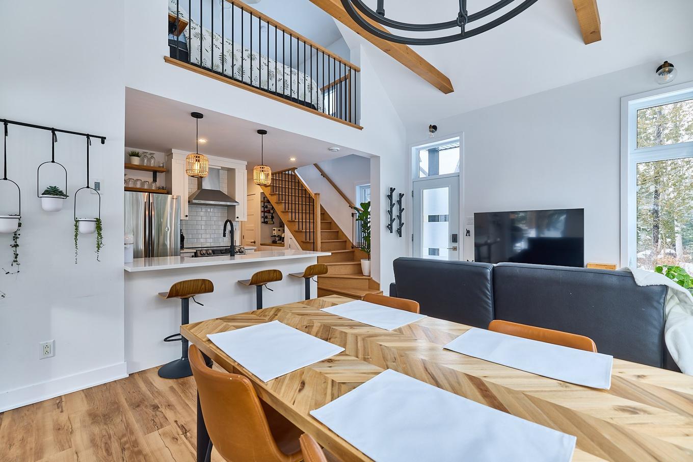 Vue d'ensemble - 425Z Ch. Au Cap Blomidon, Saint-Donat, QC - Indoor Photo Showing Dining Room