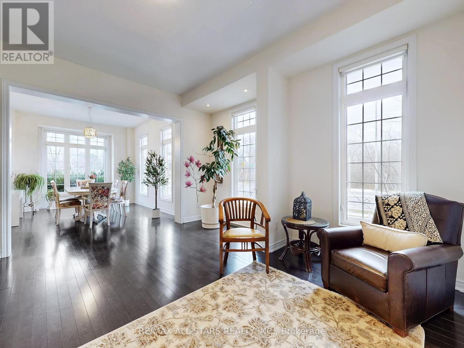 2 Yorkton Boulevard, Markham, ON - Indoor Photo Showing Living Room
