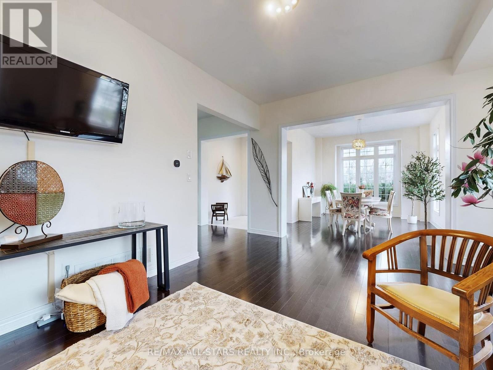 2 Yorkton Boulevard, Markham, ON - Indoor Photo Showing Living Room