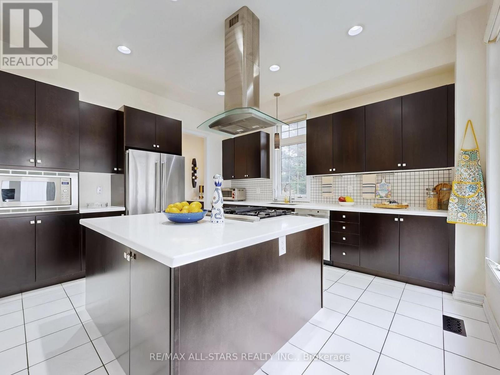 2 Yorkton Boulevard, Markham, ON - Indoor Photo Showing Kitchen With Upgraded Kitchen