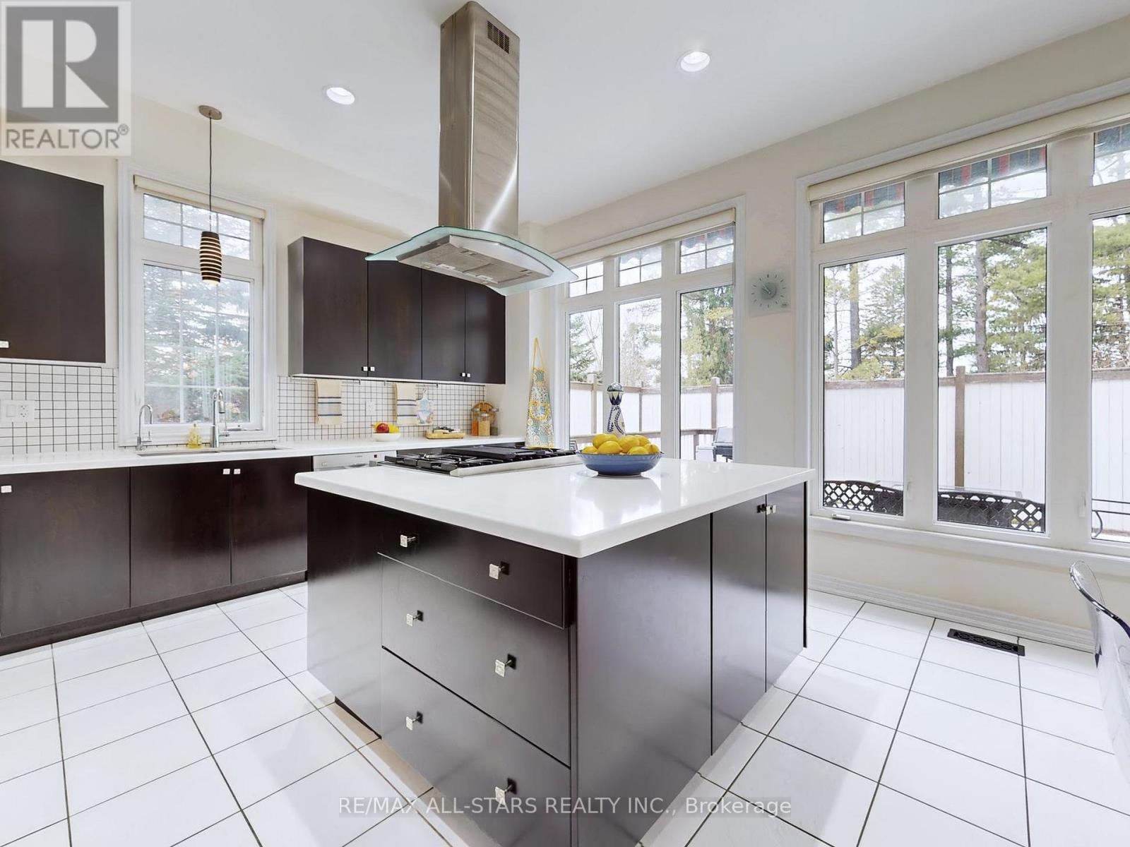2 Yorkton Boulevard, Markham, ON - Indoor Photo Showing Kitchen