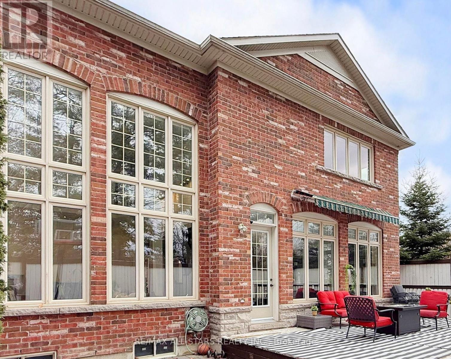 2 Yorkton Boulevard, Markham, ON - Outdoor