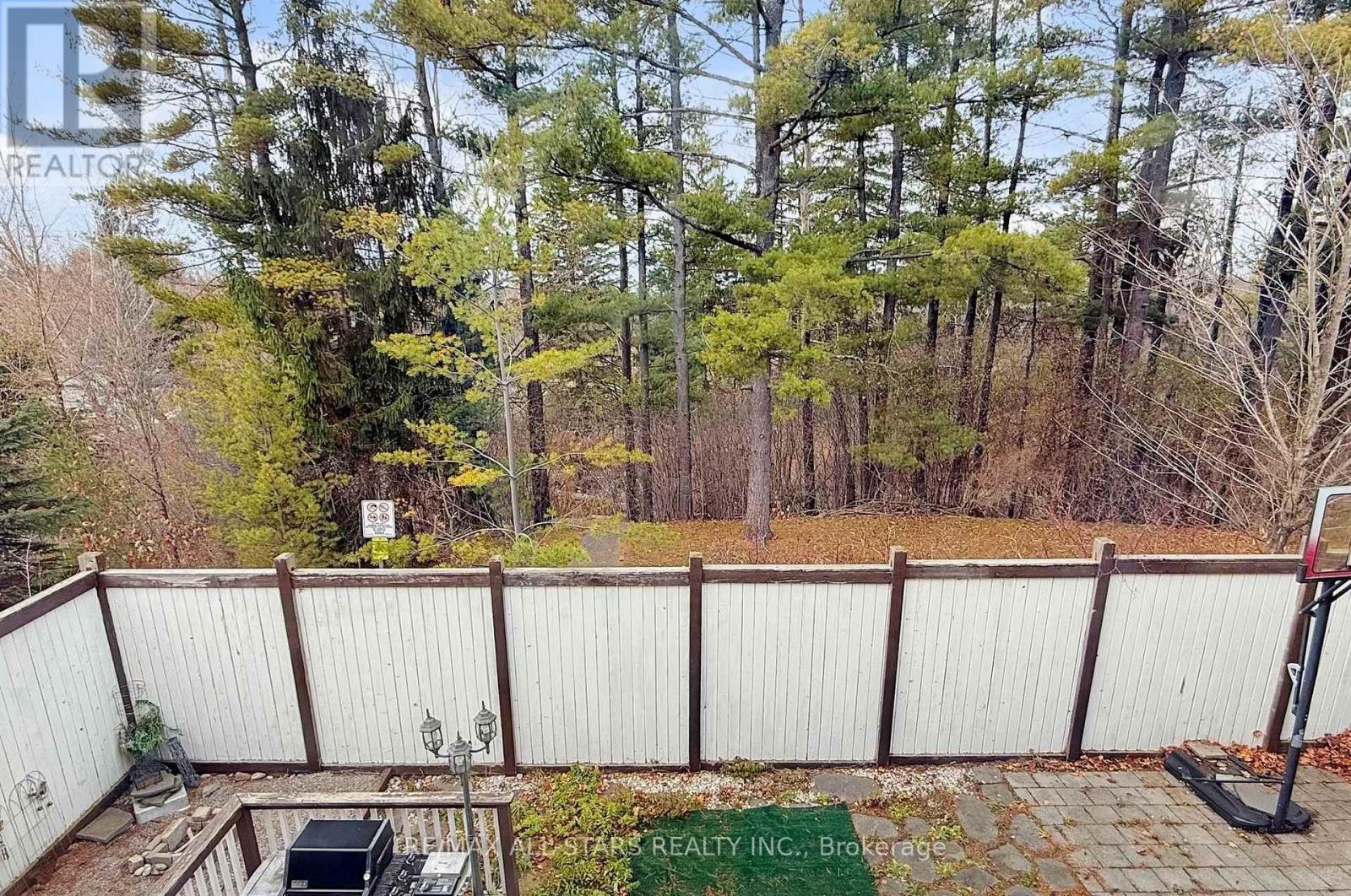 2 Yorkton Boulevard, Markham, ON - Outdoor