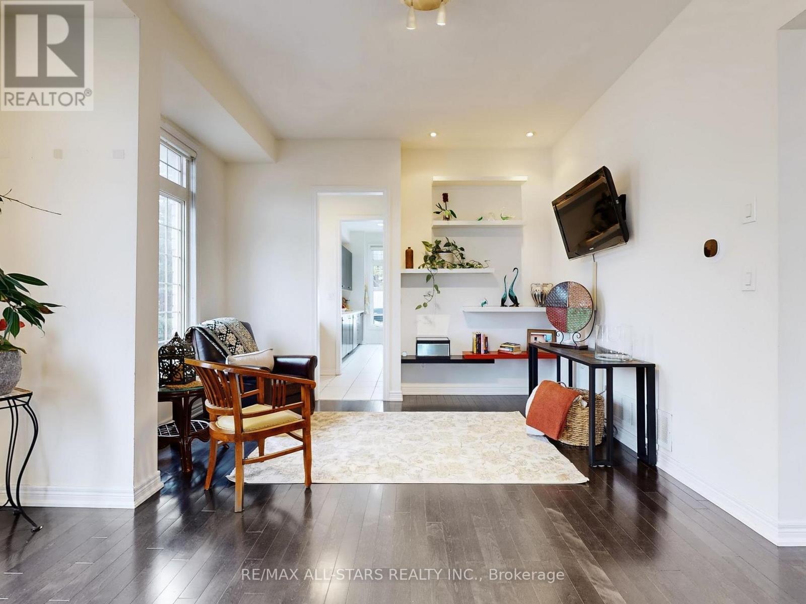 2 Yorkton Boulevard, Markham, ON - Indoor