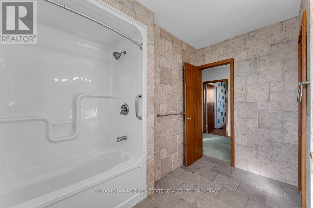 6 Metcalfe Avenue, Kingston (Central City West), ON - Indoor Photo Showing Bathroom