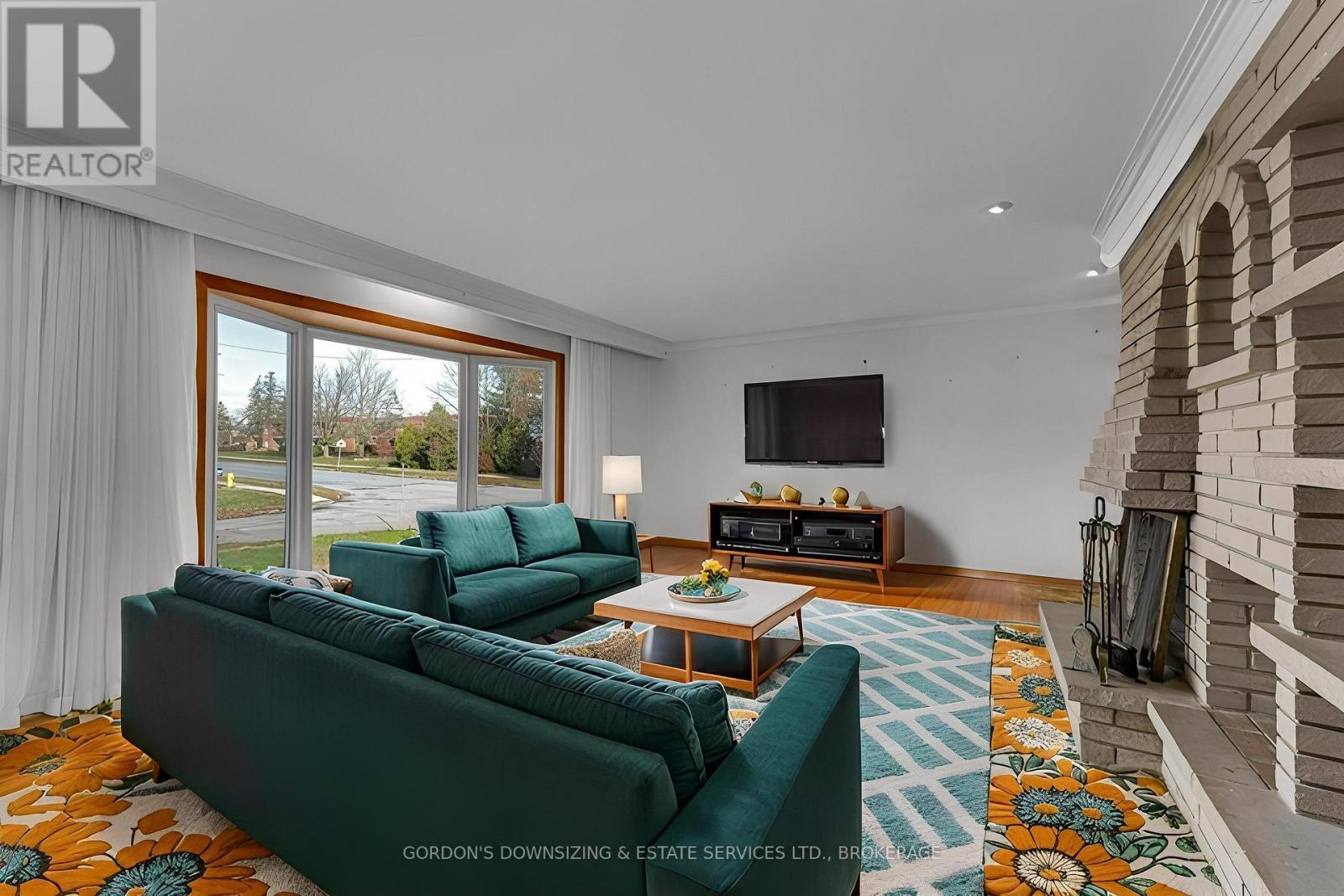 6 Metcalfe Avenue, Kingston (Central City West), ON - Indoor Photo Showing Living Room With Fireplace