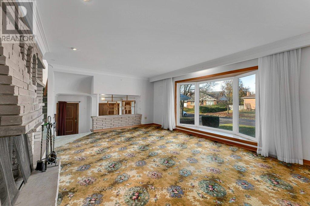 6 Metcalfe Avenue, Kingston (Central City West), ON - Indoor With Fireplace