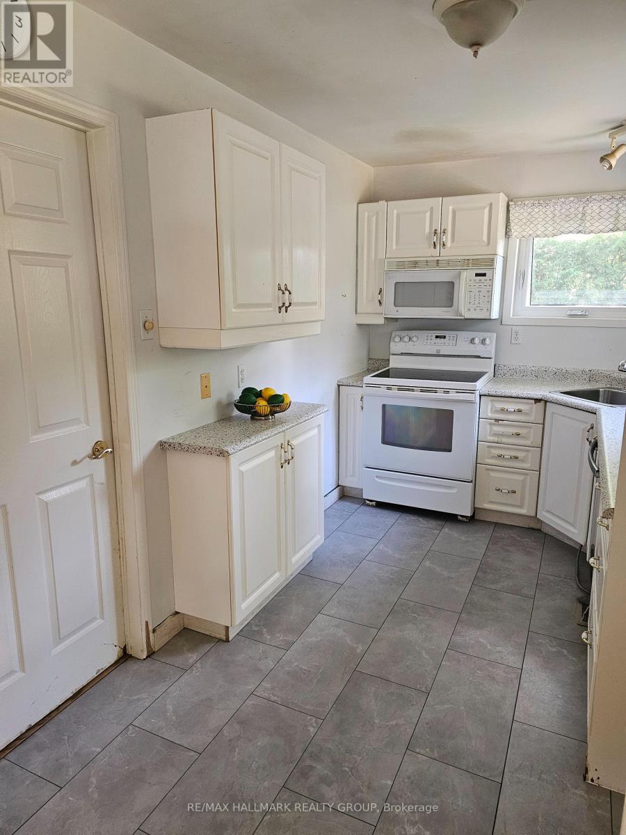 155 Macmillan Lane, Ottawa, ON - Indoor Photo Showing Kitchen