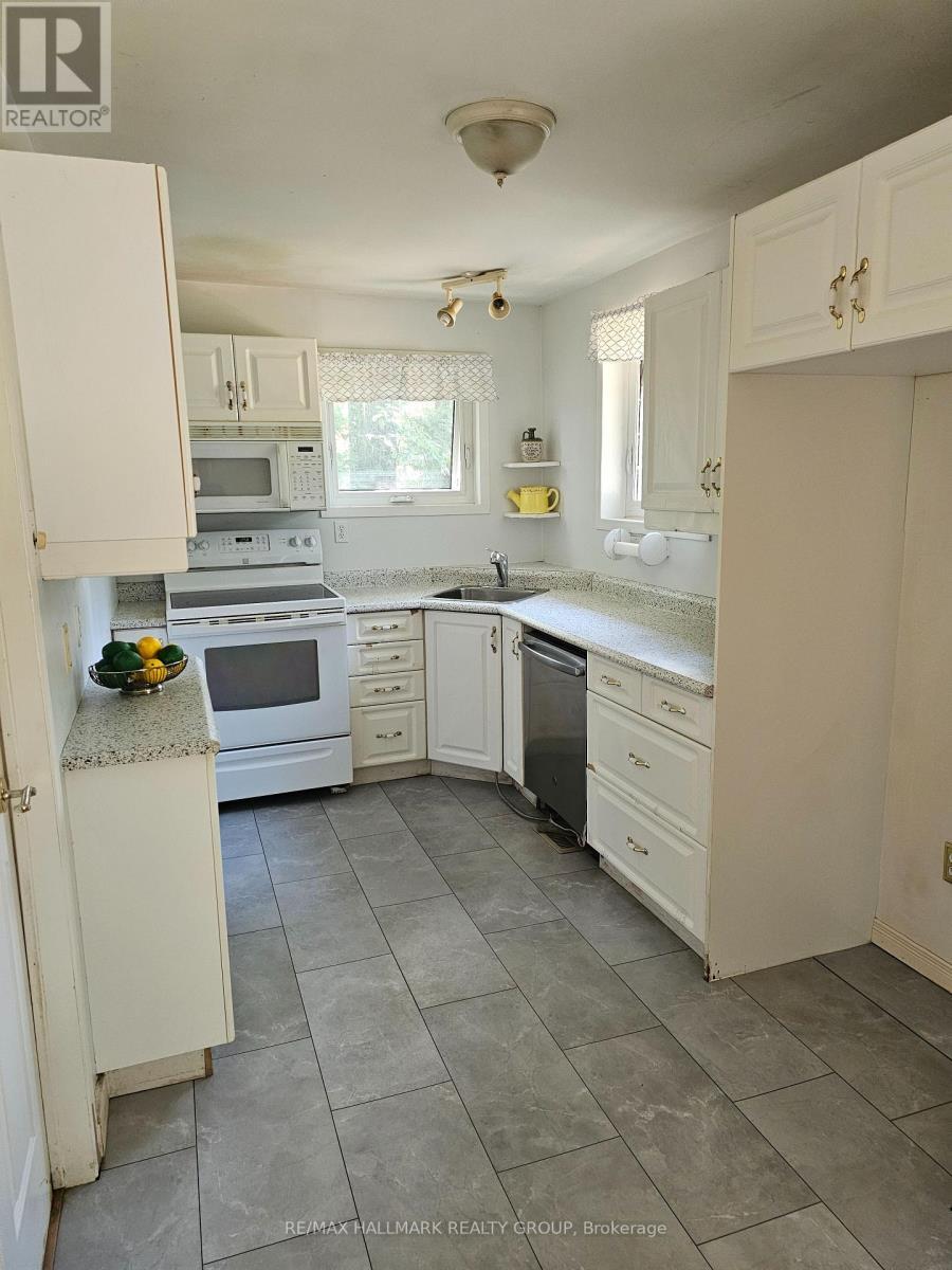 155 Macmillan Lane, Ottawa, ON - Indoor Photo Showing Kitchen