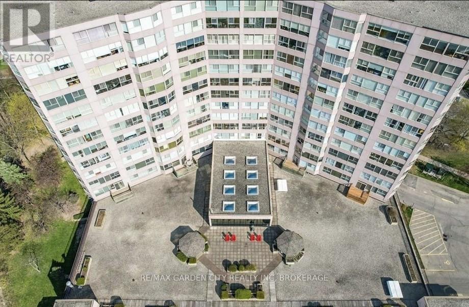 View of 2nd floor roof top - 1110 - 7 Gale Crescent, St. Catharines (E. Chester), ON - With Facade
